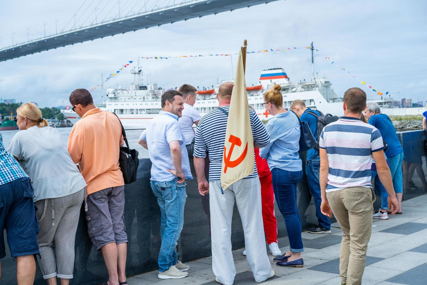 vladivostok, rússia - 26 de julho de 2020 - paisagem urbana com vista para o aterro do tsesarevich. foto