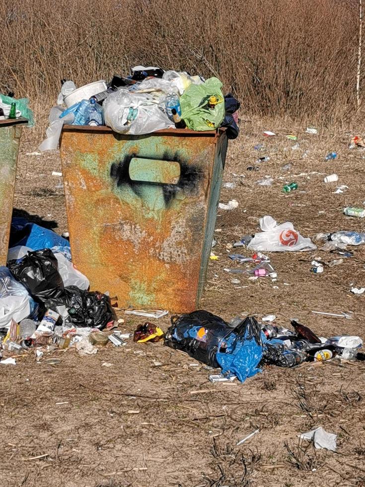 pilha de lixo plástico preto e saco de lixo resíduos muitos na trilha, lixo de poluição, resíduos de plástico e lixo de bandeja de espuma de saco muitos no chão, resíduos de plástico. foto