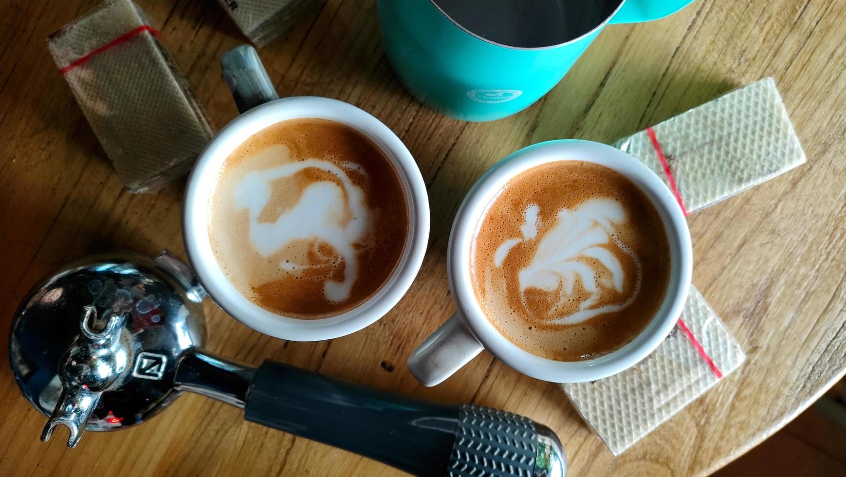 uma xícara de café quente com uma cafeteira foto