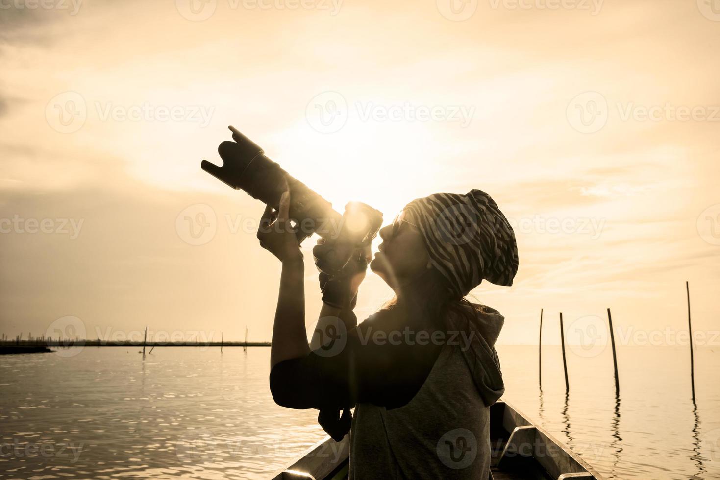 retrato de estilo de vida de mulher com foto de viagem de câmera do fotógrafo