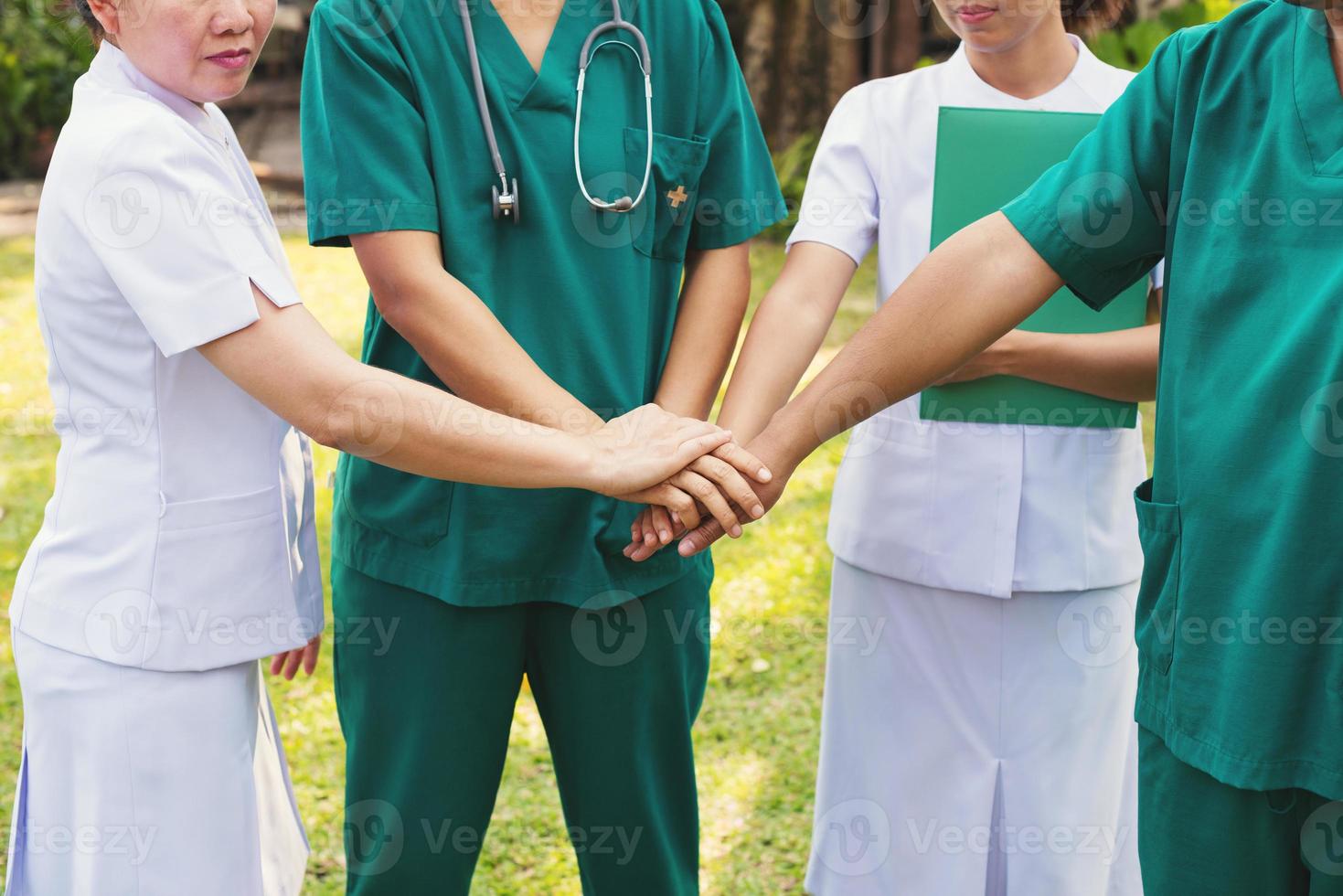 juntos colaboram do trabalho em equipe do médico de mãos e da enfermeira foto