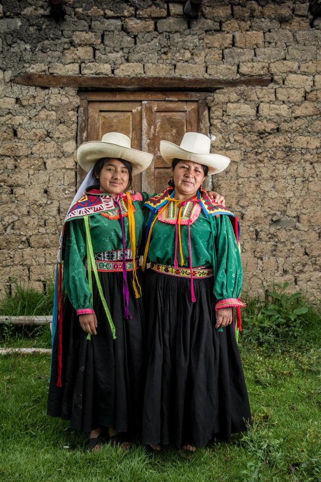 mulheres andinas peruanas posando em diferentes ações foto