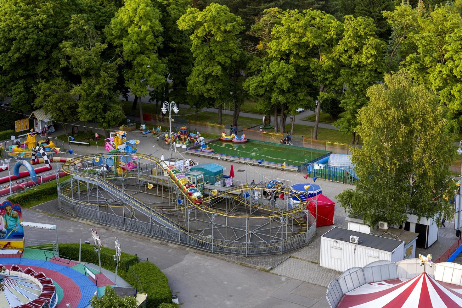 kaliningrado em 5 de junho de 2021, uma visão panorâmica do parque de diversões. foto