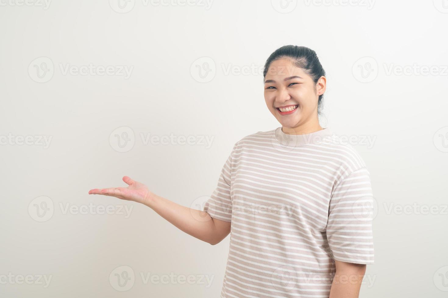 mulher asiática de retrato com a mão apontando no fundo branco foto