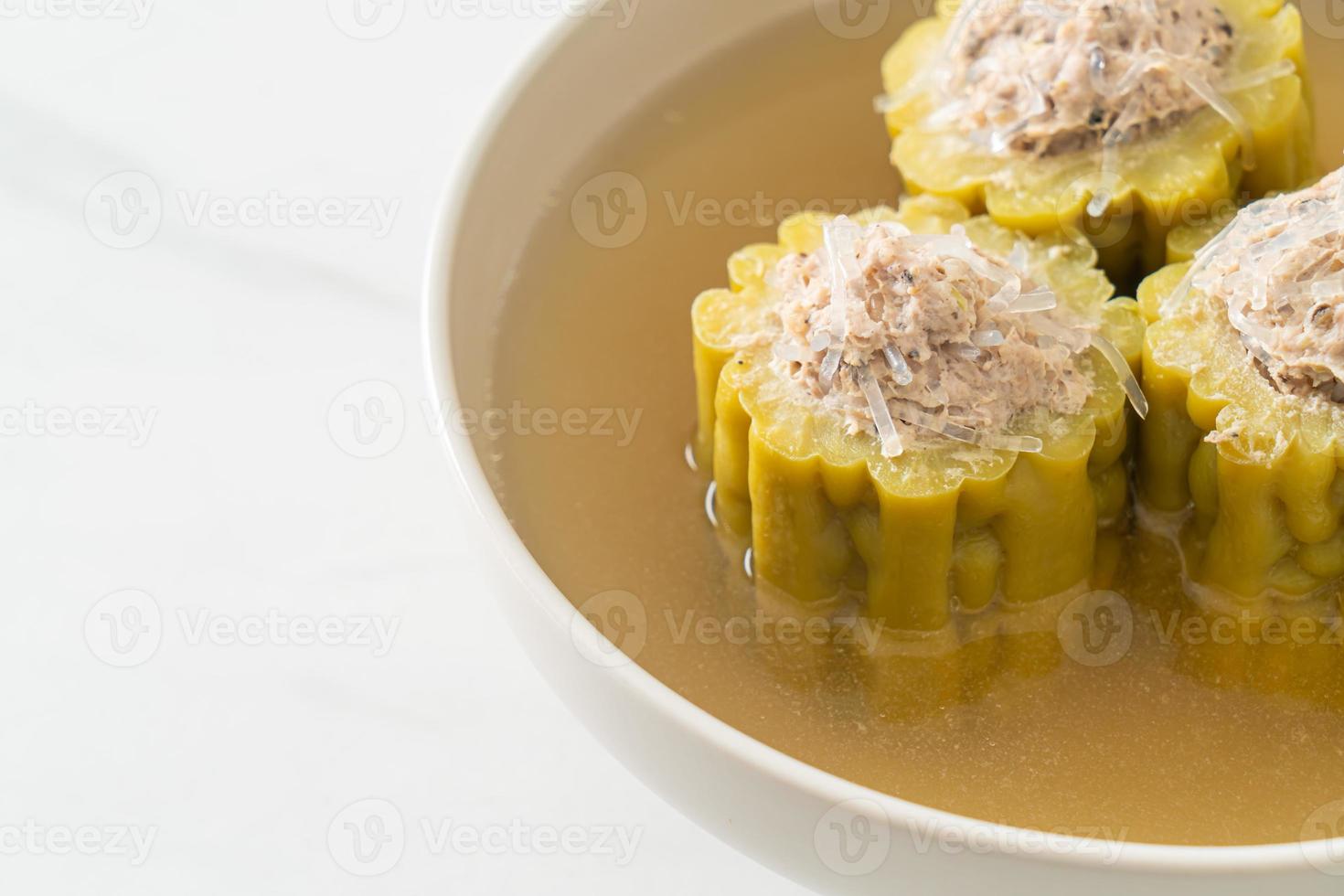 cabaça amarga recheada com sopa de porco picada temperada foto