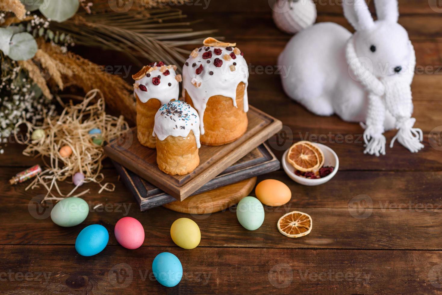 ovos de páscoa com bolo em uma mesa de madeira marrom foto