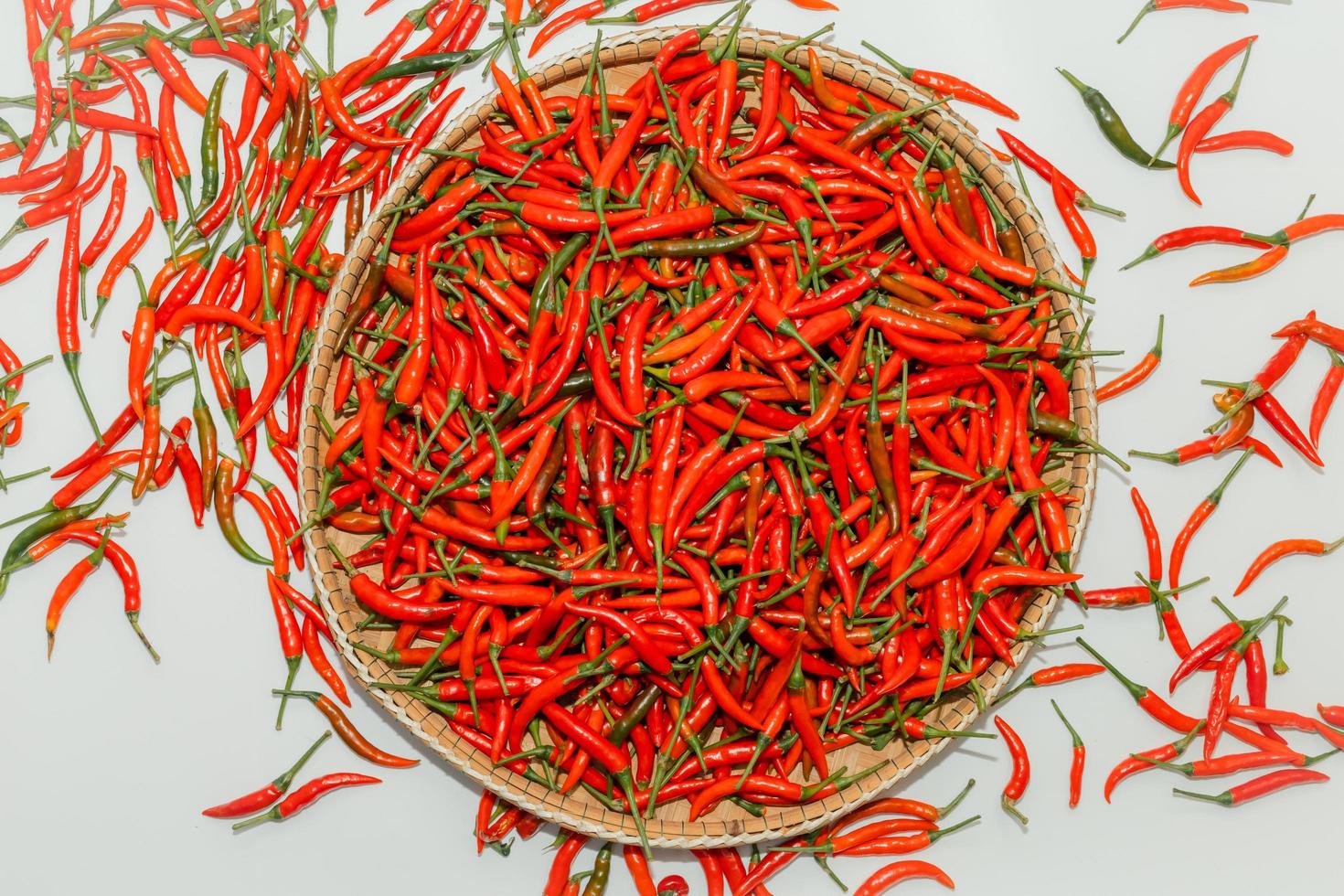 flocos de pimenta vermelha fresca orgânica com especiarias tailandesas. foto