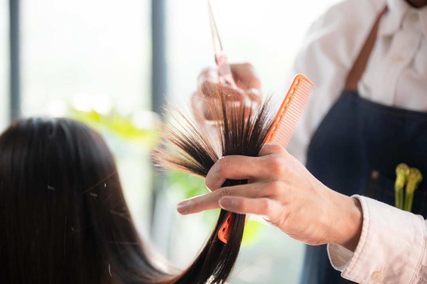 mulher cliente pessoa tendo um processo para fazer tratamento de cabelo com cabeleireiro no salão de beleza foto