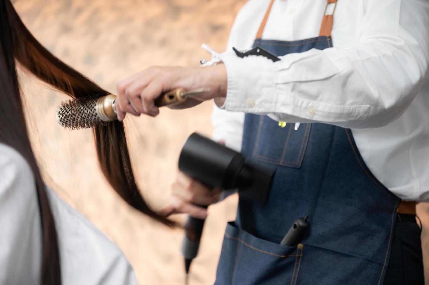 mulher cliente pessoa tendo um processo para fazer tratamento de cabelo com cabeleireiro no salão de beleza foto