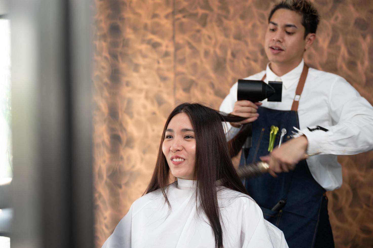 mulher cliente pessoa tendo um processo para fazer tratamento de cabelo com cabeleireiro no salão de beleza foto