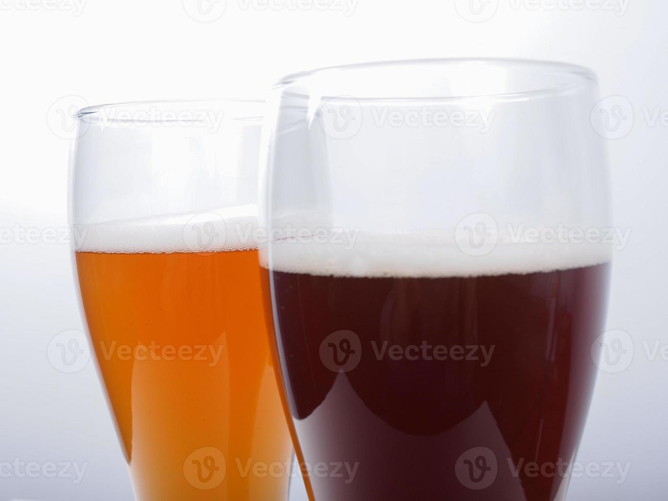 dois copos de cerveja alemã foto