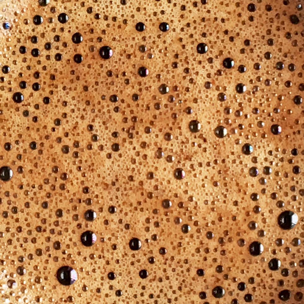 barista preparando bebida saborosa quente de espuma de bolha foto