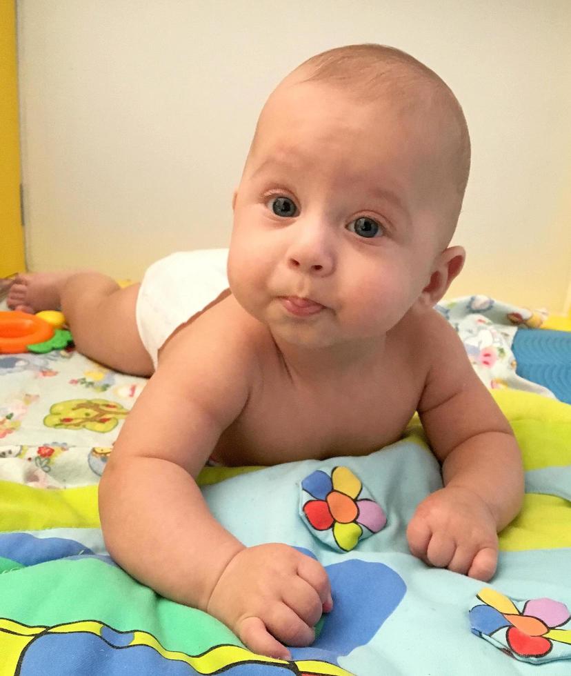 lindo menino com rosto de criança posando fotógrafo foto