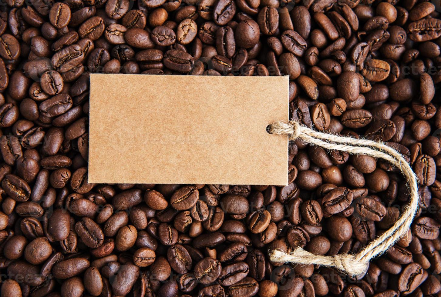 grãos de café e etiqueta de preço foto