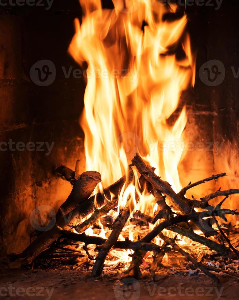 um fogo queima em uma lareira foto