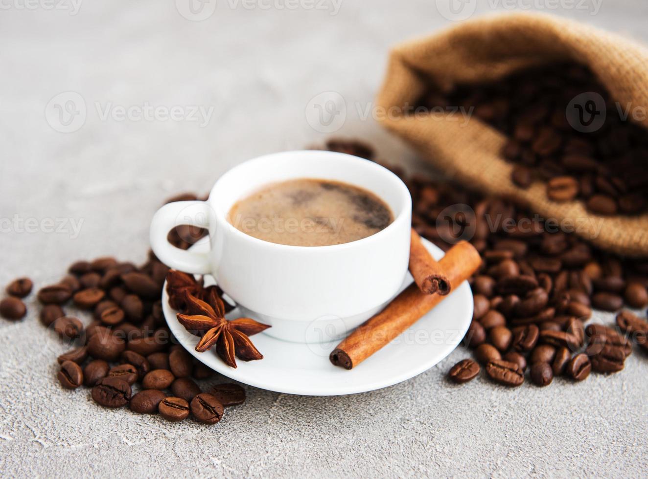 xícara de café e grãos de café foto