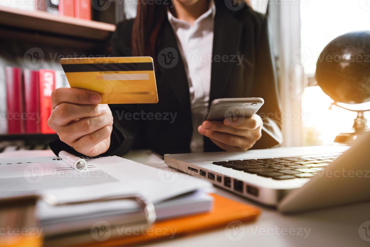 mulher de negócios com as mãos segurando um cartão de crédito foto