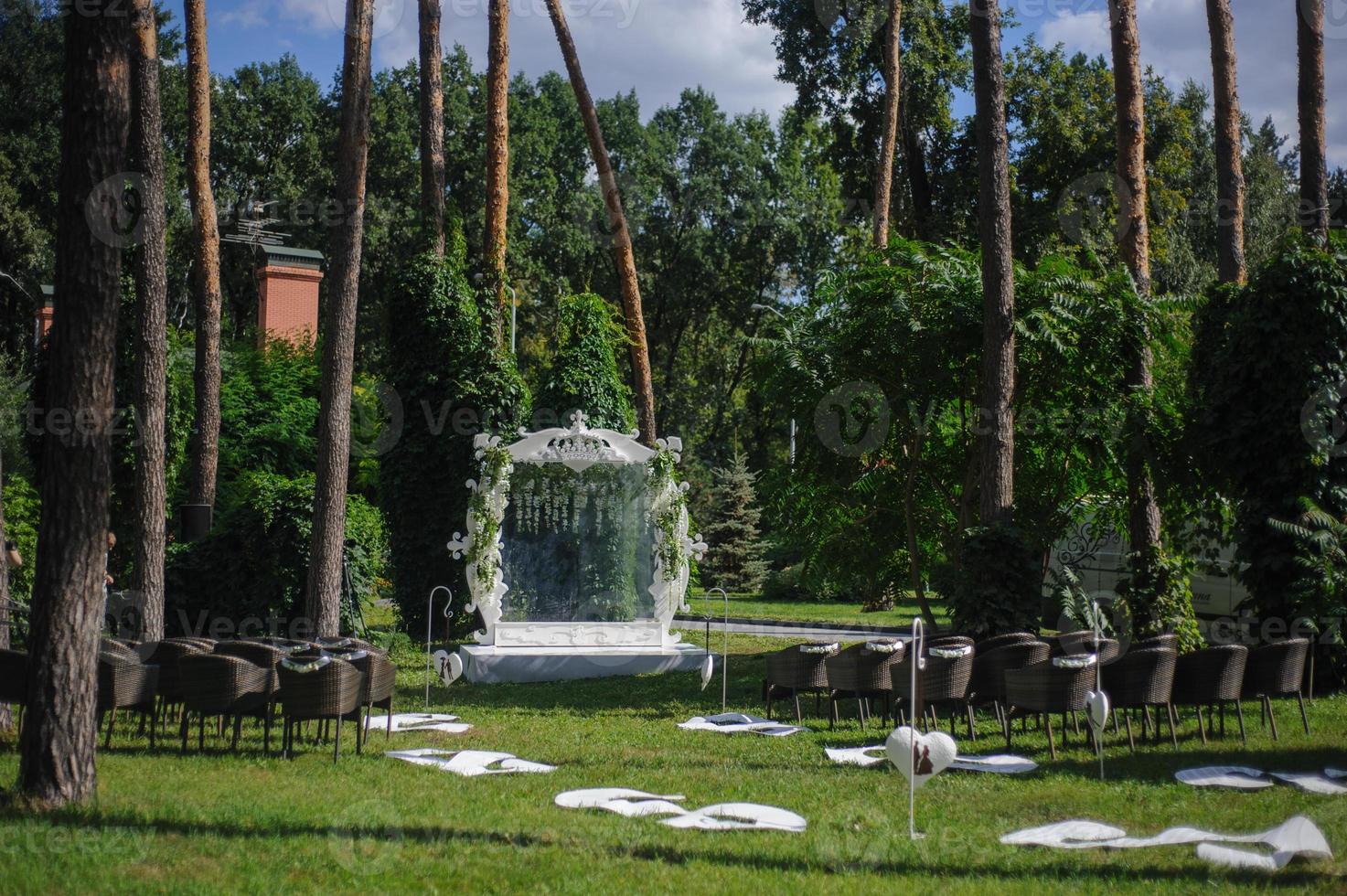 arco de casamento quadrado de metal decorado com flores cor de rosa e coral antúrio, orquídeas e rosas. estilo moderno e inusitado, casamento ao ar livre na cachoeira tibumana bali. foto