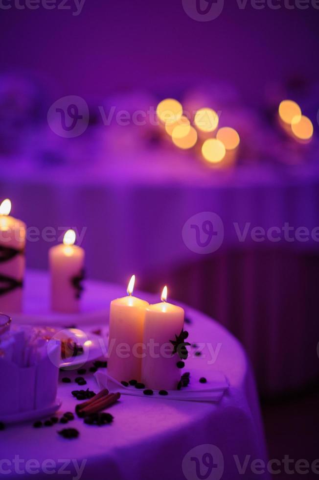 linda mesa decorada com enfeites de flores e velas vermelhas. noite de natal  ou decoração de festa de casamento. 5384852 Foto de stock no Vecteezy