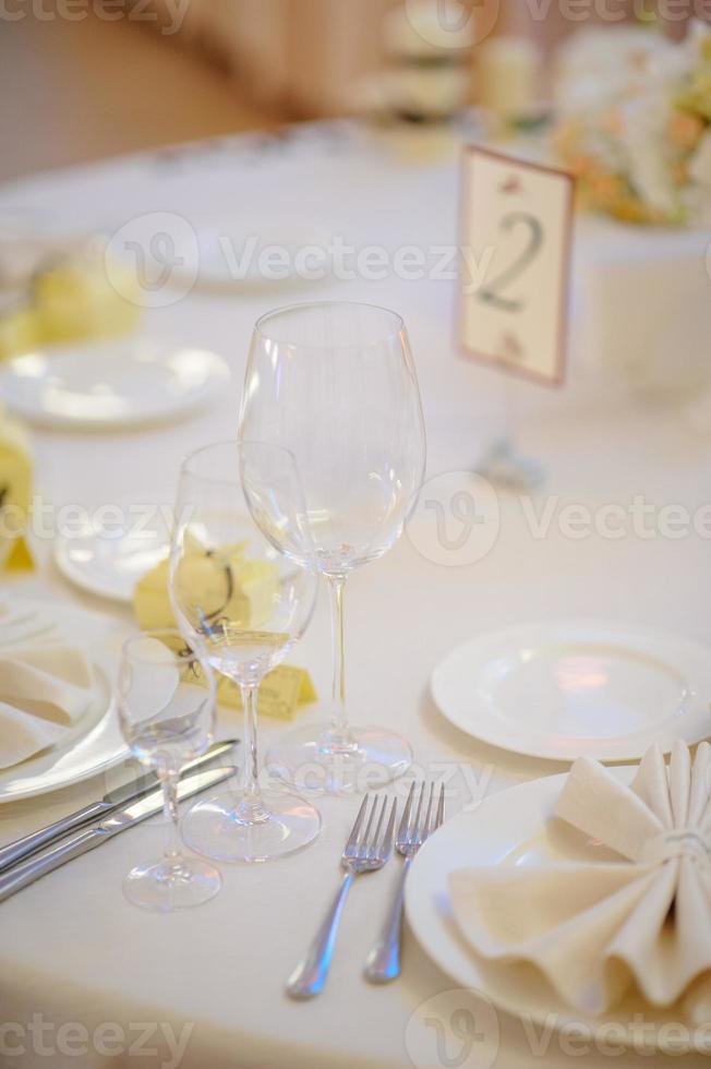 lindas flores na mesa no dia do casamento foto