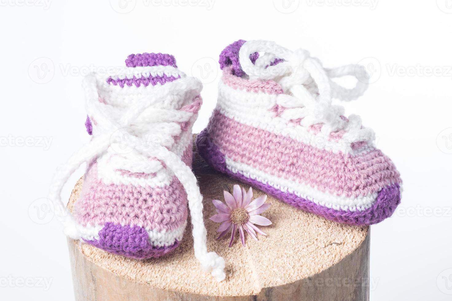 sapatos de lã de malha de bebê de inverno isolados no fundo branco foto