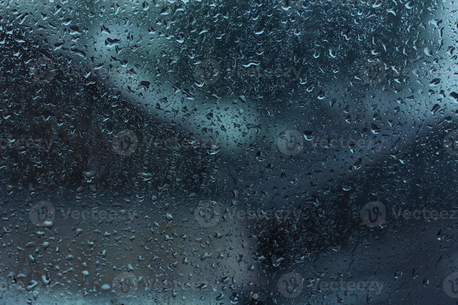 a água da gota de chuva no vidro da janela foto