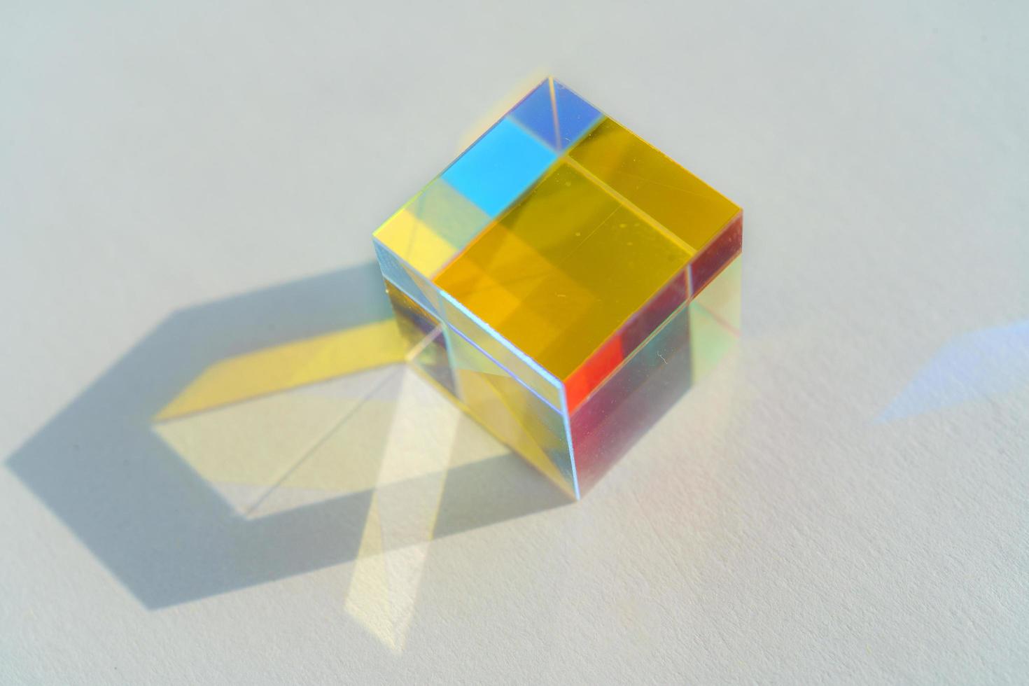 prisma de arco-íris cúbico em um fundo branco foto