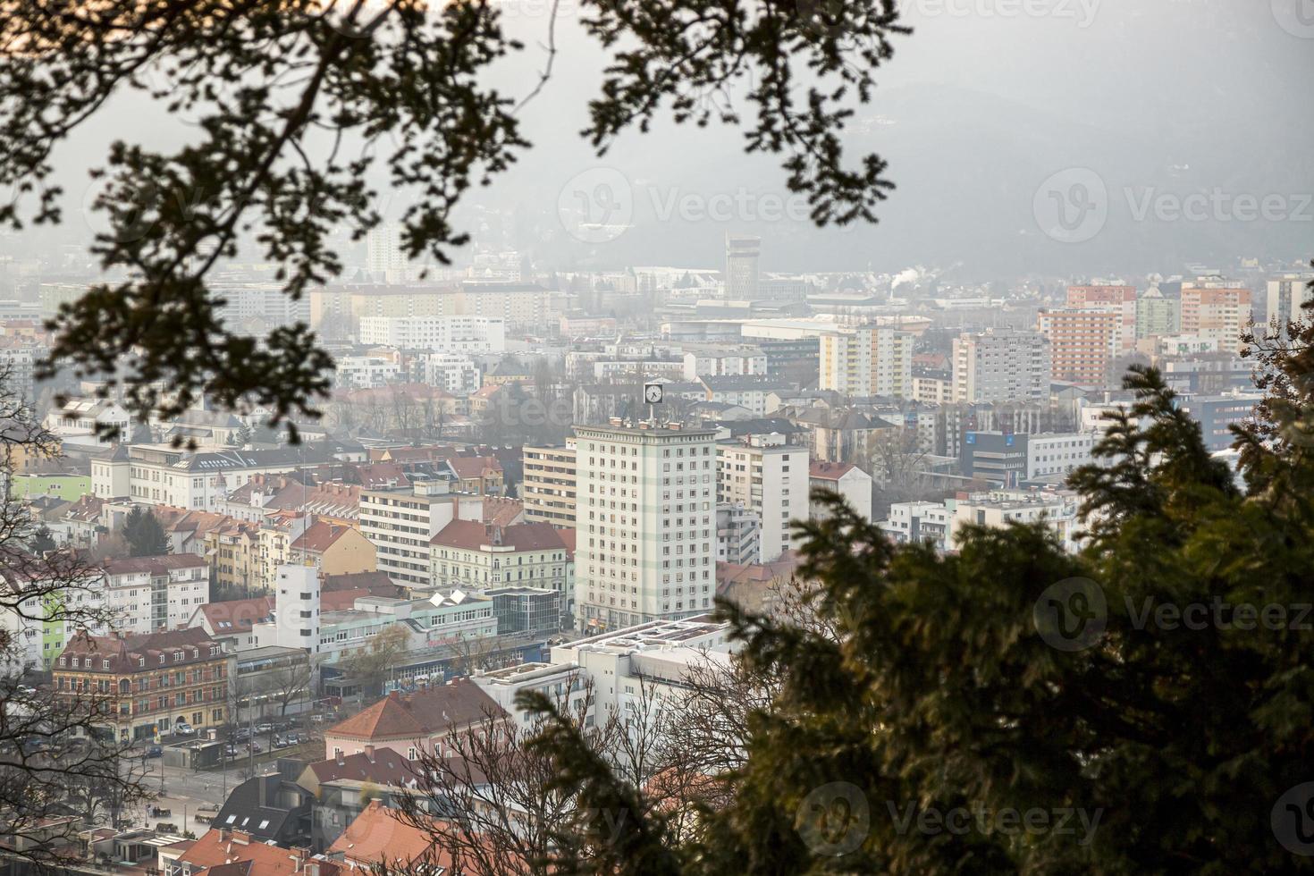 paisagem urbana de graz na áustria. Graz é a capital da província austríaca da Estíria. no centro fica a hauptplatz, a praça principal da cidade velha medieval. bela luz do pôr do sol. foto