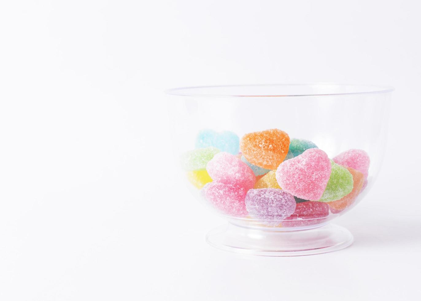 comida de doces em forma de coração de geléia de frutas em fundo branco foto