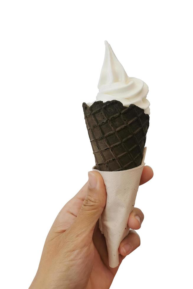 delicioso sorvete no cone de waffle na mão feminina isolado no fundo branco foto