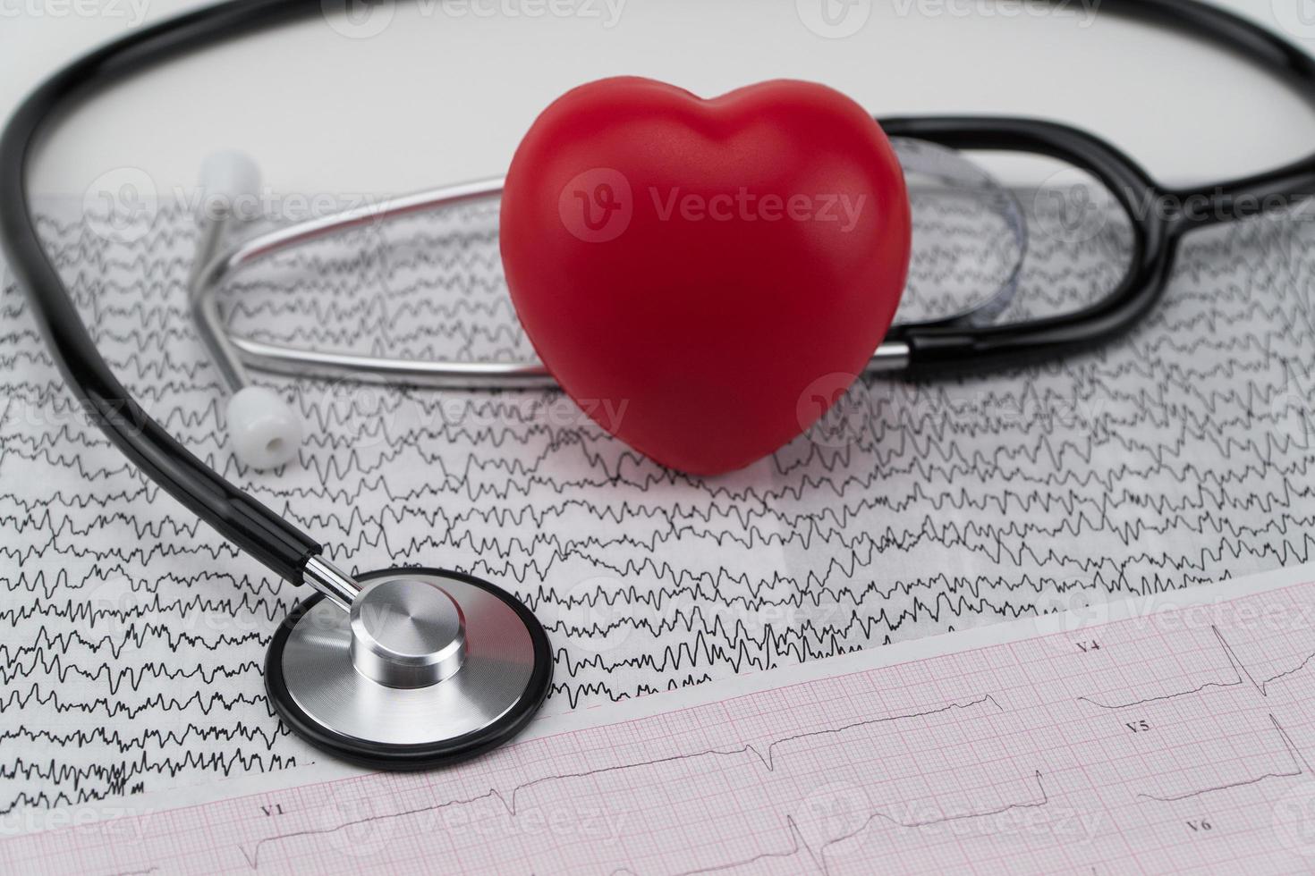 estetoscópio no eletrocardiograma e coração de brinquedo. conceito de saúde. cardiologia - cuidados com o coração foto