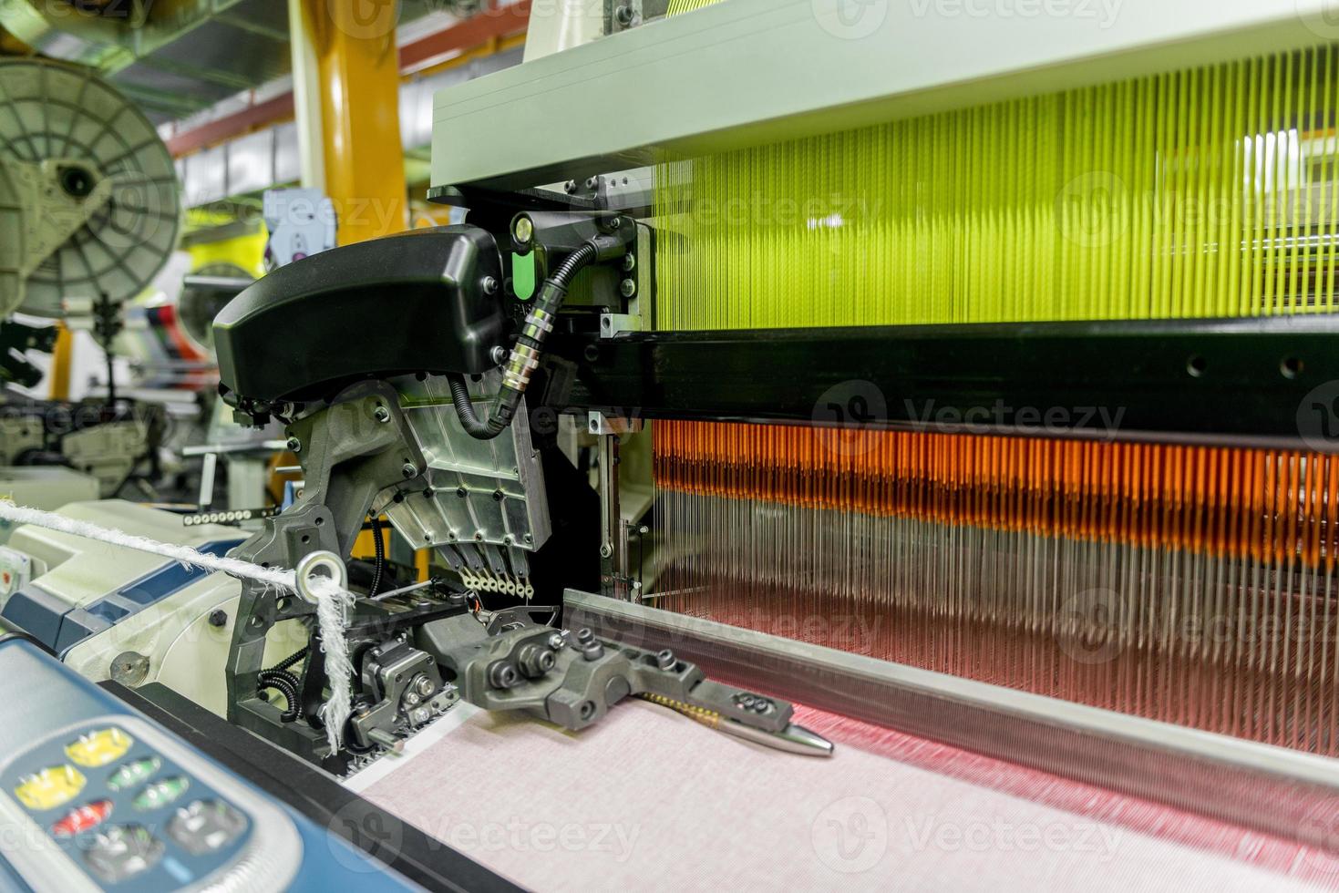 tecelagem de tear em uma fábrica têxtil, closeup. linha de produção de tecidos industriais foto