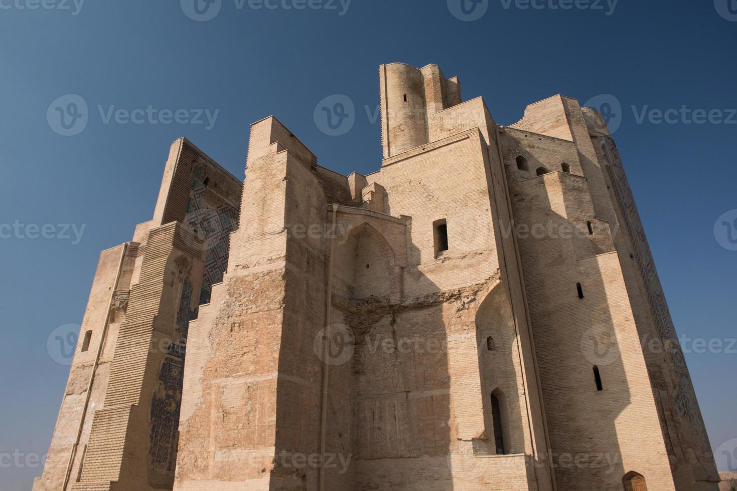 arquitetura da ásia central. grande portal ak-saray - palácio branco de amir timur, uzbequistão, shahrisabz. arquitetura antiga da ásia central foto