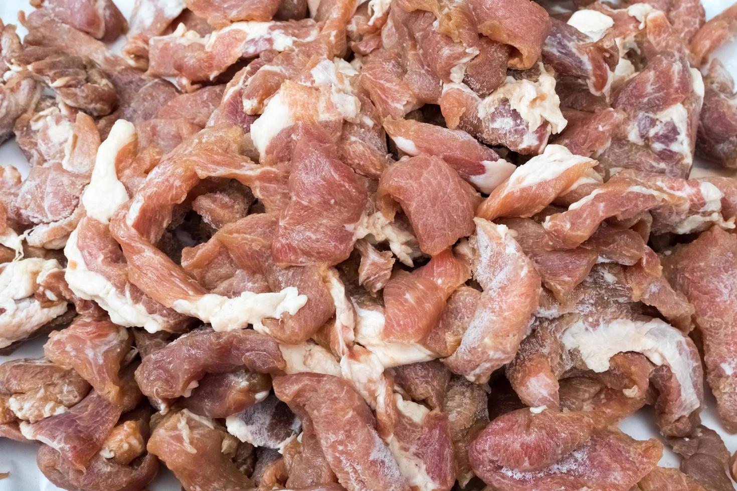 carne de porco seca na cesta no mercado foto