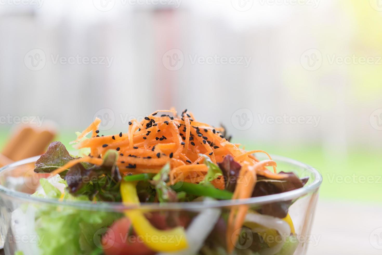 feche a cenoura com salada no cálice na mesa. foto