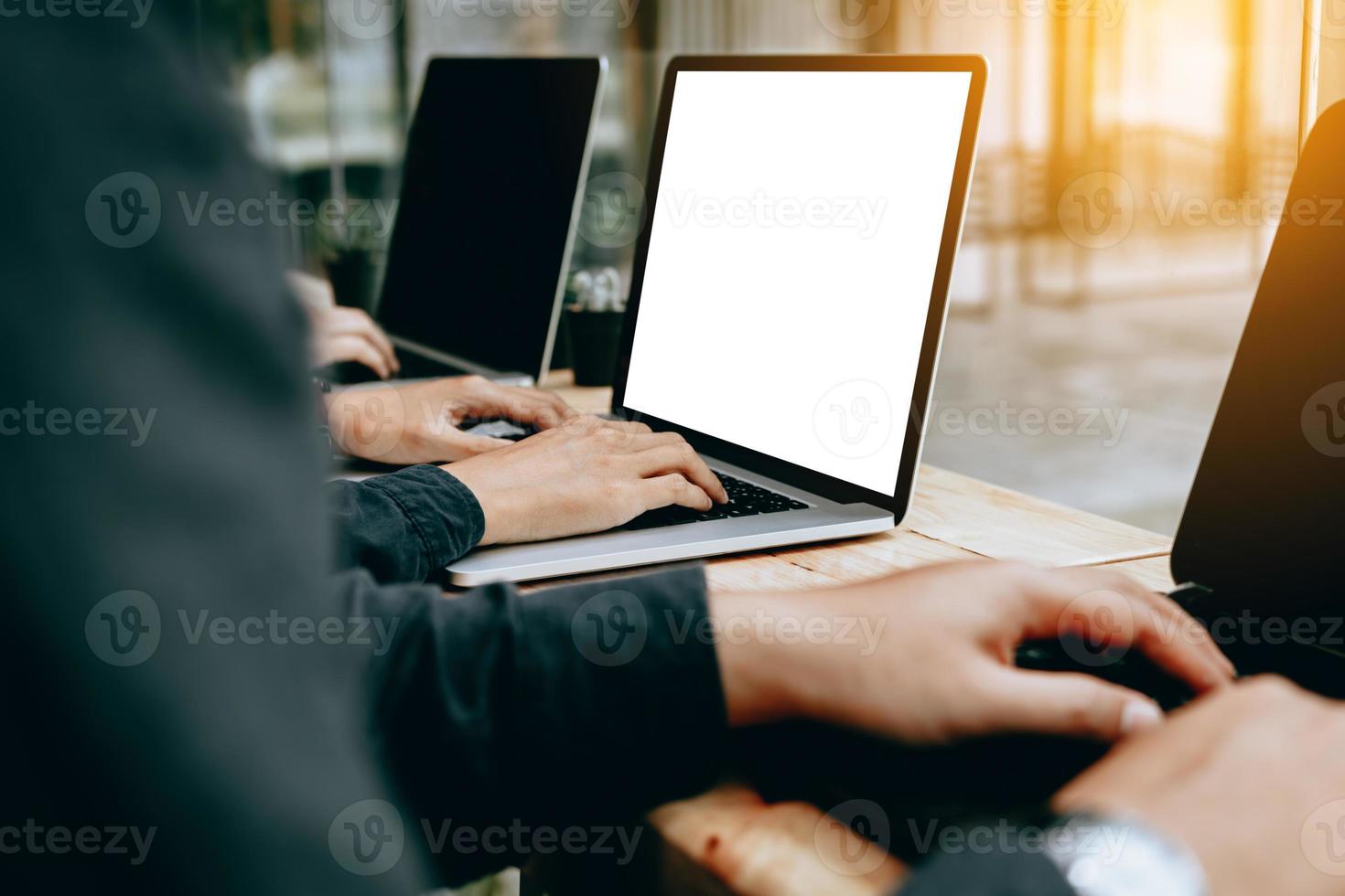 trabalho em equipe de pessoas usando computador portátil com tela em branco na sala de escritório. foto