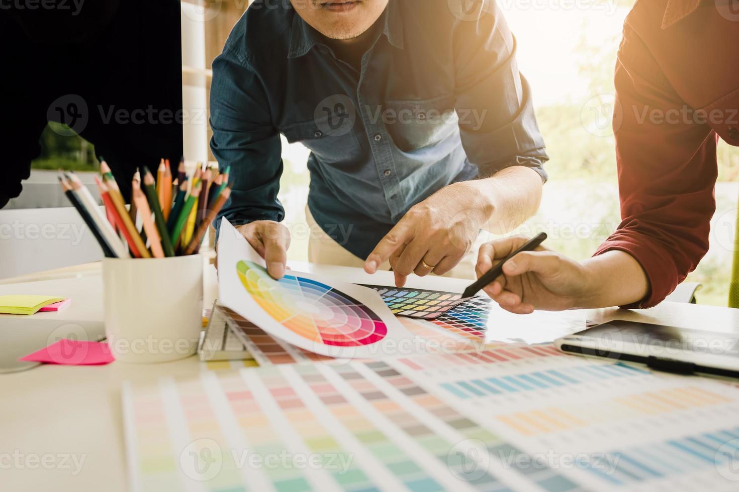 designer gráfico trabalhando em sua mesa e está escolhendo cores juntos. foto