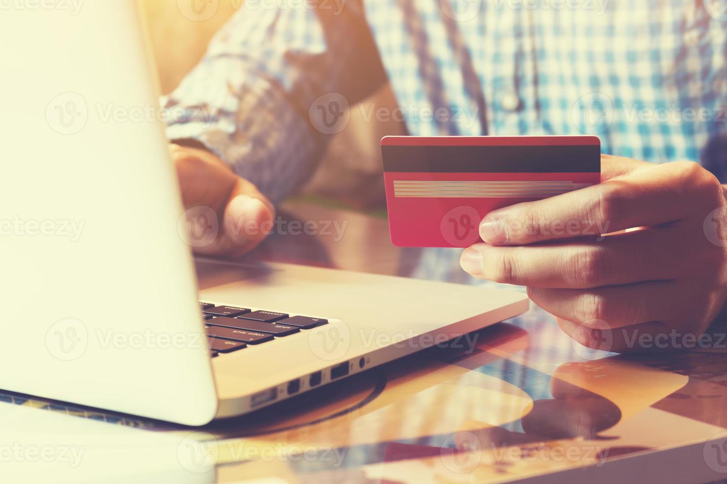 jovem empresário segurando o cartão de crédito com compras online ou internet banking online. foto