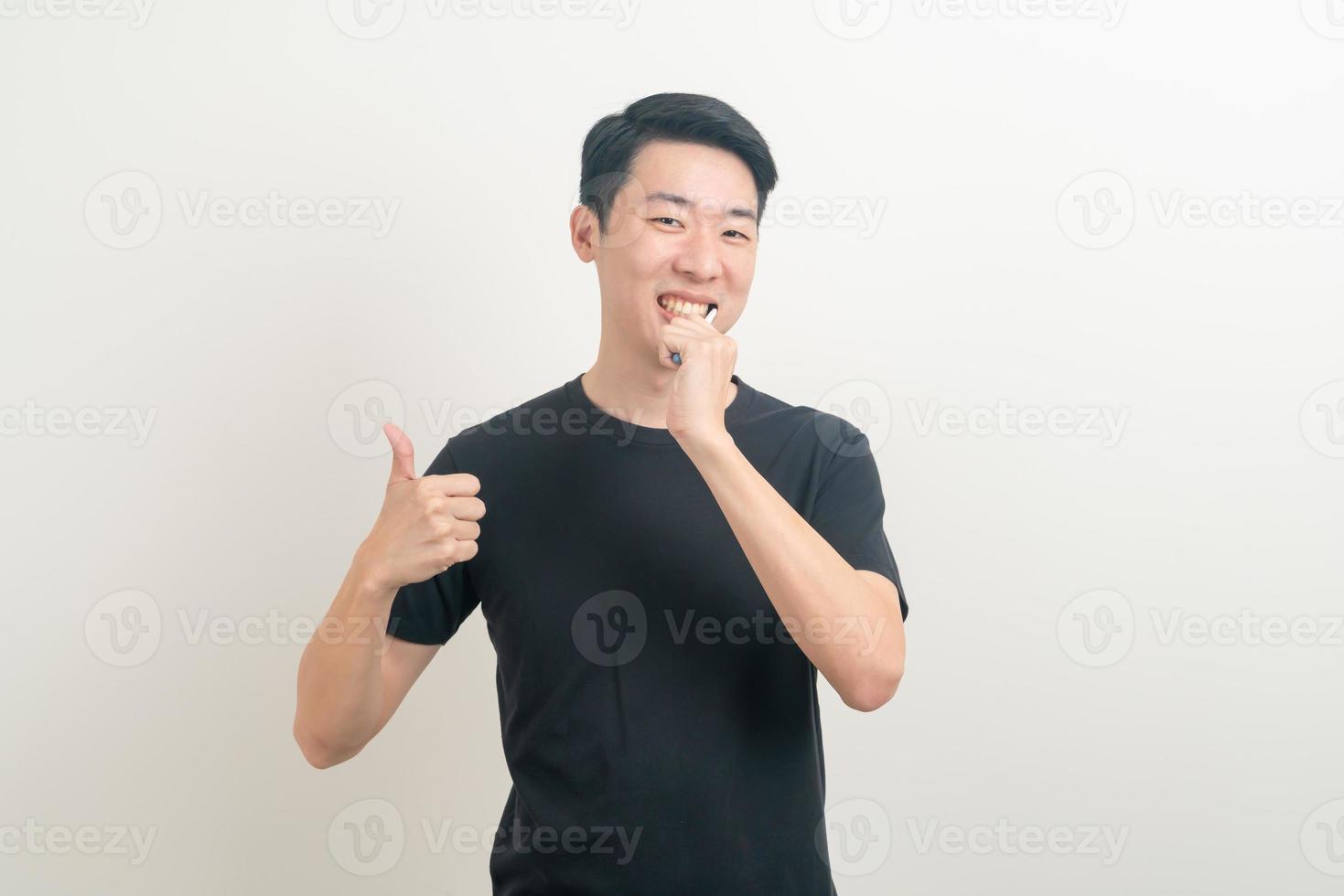 retrato jovem asiático escovar os dentes foto