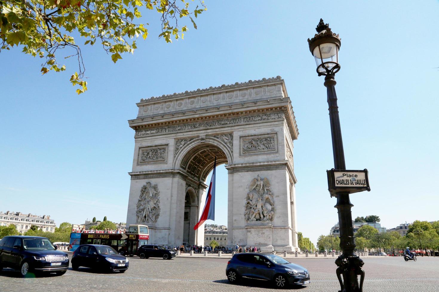 arco triunfal em paris na natureza urbana aberta foto