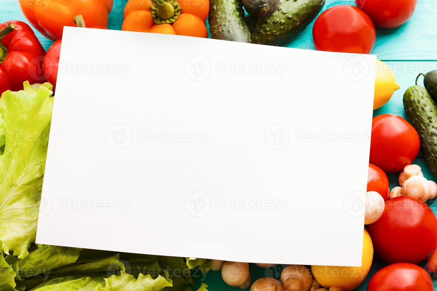 vegetais diferentes na mesa da cozinha com lista de receitas e espaço de cópia. vista do topo foto