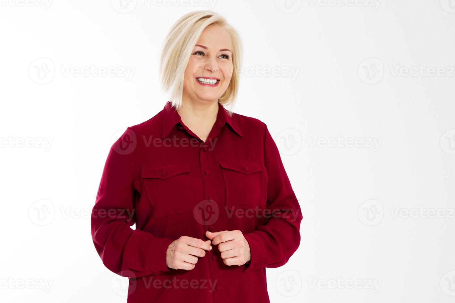 linda mulher saudável com dentes brancos em roupas formais em um espaço de cópia de fundo branco foto