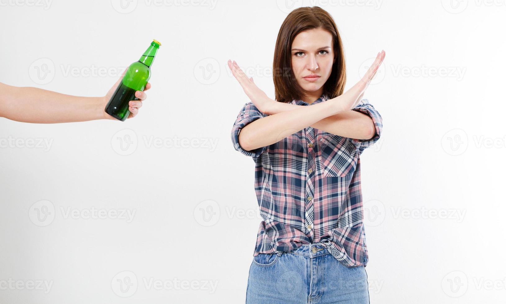 conceito de alcoolismo feminino, mulher com os braços cruzados, álcool rejeitado menina foto