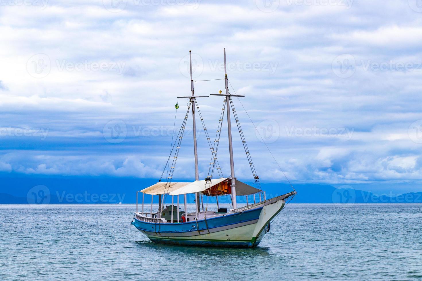 navio veleiros praia de palmas praia ilha grande brasil. foto