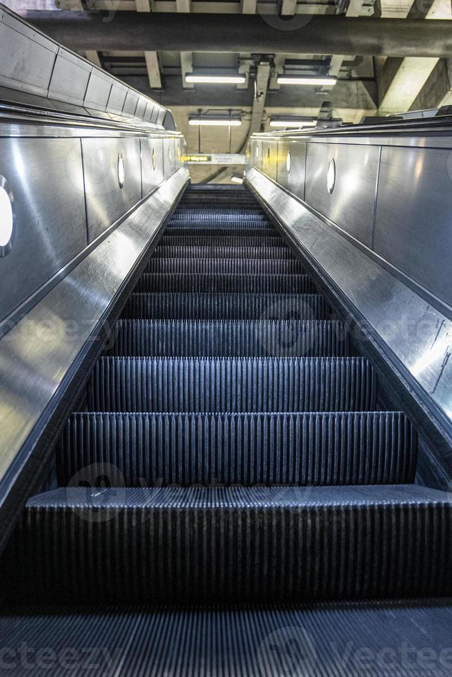 elevador vazio longo com luzes iluminadas na estação de metrô moderna foto