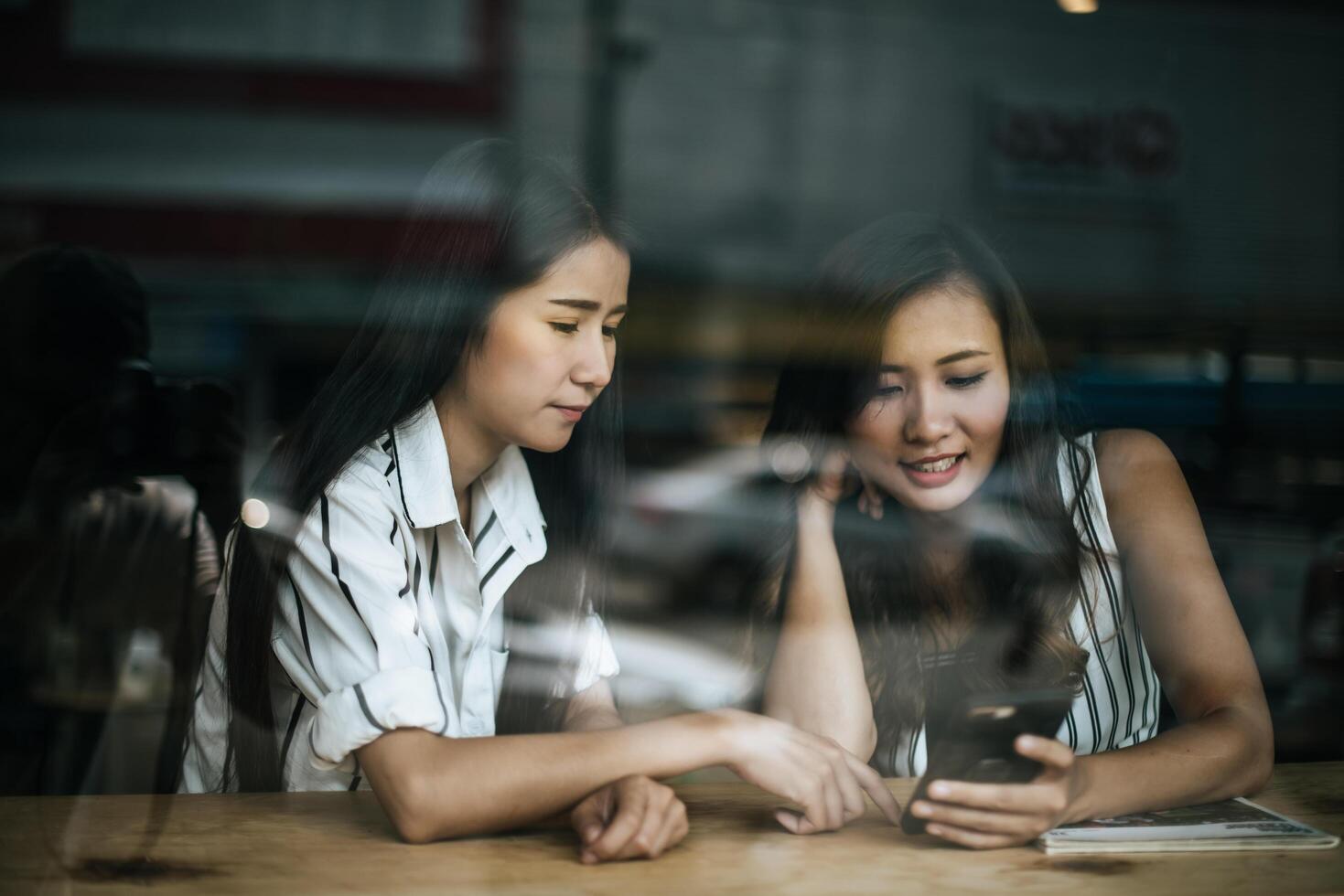 duas lindas mulheres conversando sobre tudo em uma cafeteria foto