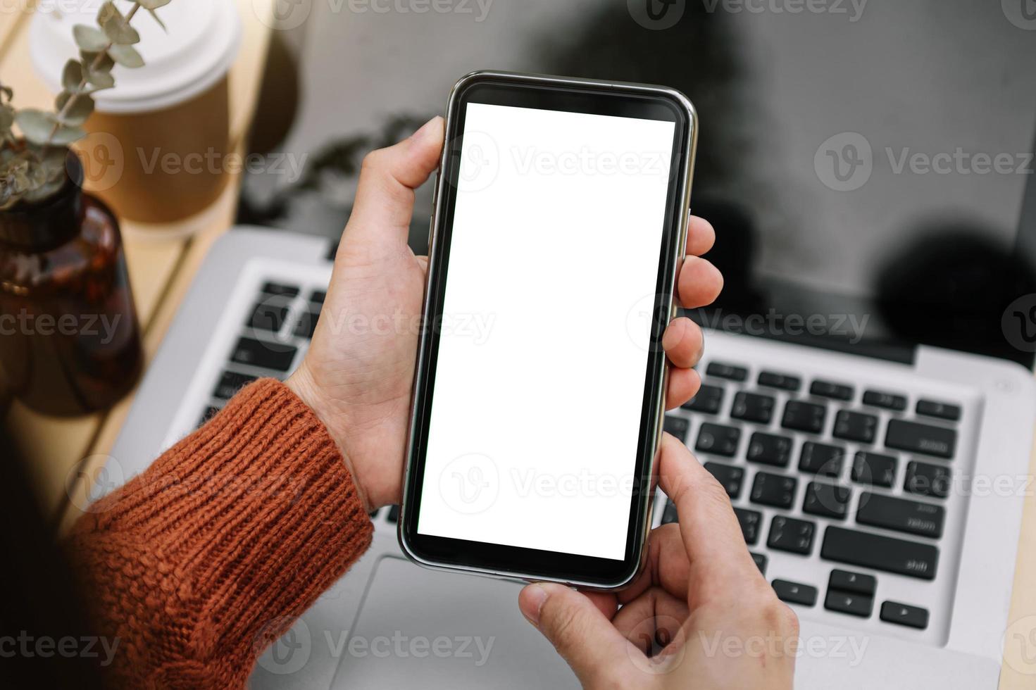 uma mão de mulher segurando o dispositivo de telefone inteligente i foto