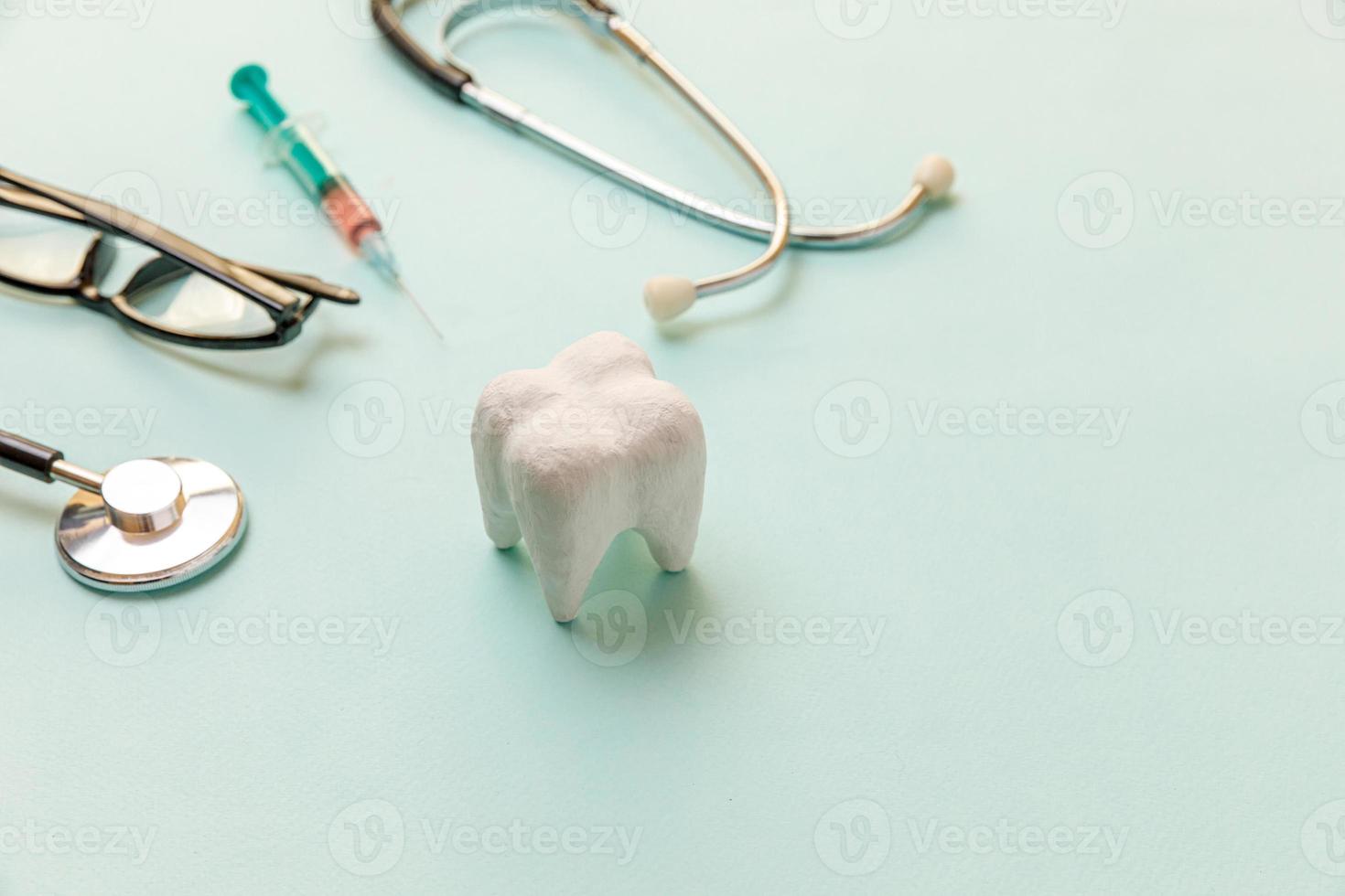 conceito de atendimento odontológico de saúde. equipamento de medicina estetoscópio branco saudável seringa de óculos de dente isolado no dispositivo de instrumento de fundo azul pastel para médico dentista. higiene bucal dia do dentista foto