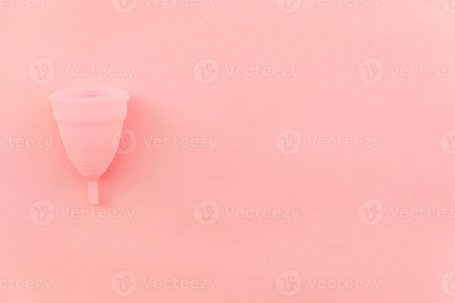 mão de uma mulher segurando o copo menstrual rosa isolado no fundo branco.  mulher moderna alternativa eco ginecológica higiene no período de  menstruação. recipiente para sangue na mão da menina. 5427428 Foto