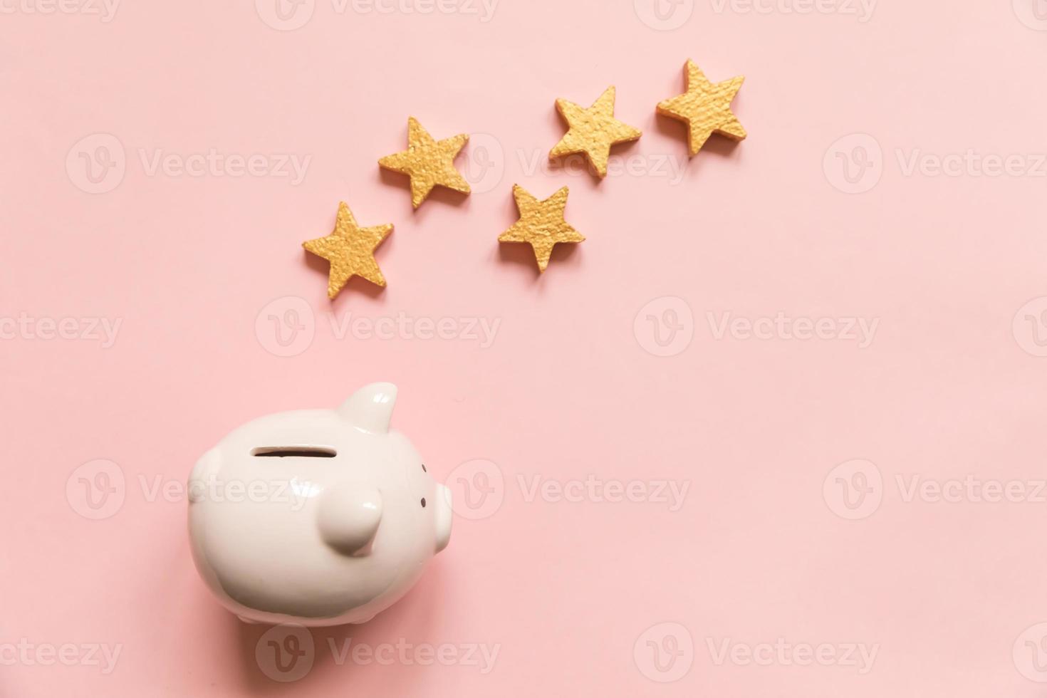 simplesmente design minimalista cofrinho 5 estrelas douradas isoladas no fundo rosa. classificação do banco. economizando investimento orçamento negócios aposentadoria financeira dinheiro bancário conceito. espaço de cópia de vista superior plana leiga. foto